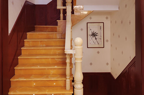 番禺中式别墅室内汉白玉石楼梯的定制安装装饰效果
